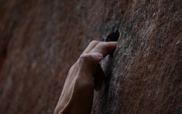 hand-dust-block-cliff-climbing