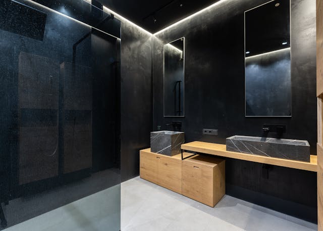 creative-minimalist-bathroom-with-black-walls-and-sinks